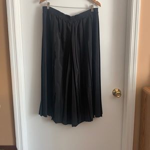 Black pleated coolots